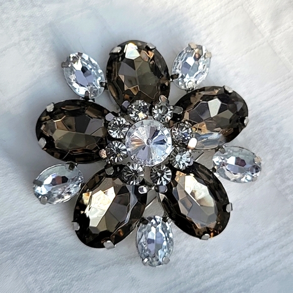 NEW!! Flower brooch - Picture 1 of 5